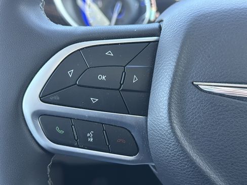 Used 2024 Chrysler Pacifica Limited image 18