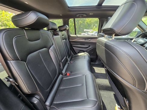 Used 2024 Jeep Grand Cherokee Limited w/ Black Appearance Package AWD/4WD image 19