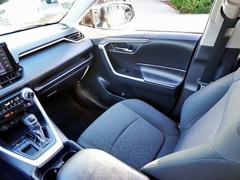 Used 2021 Toyota RAV4 XLE image 21