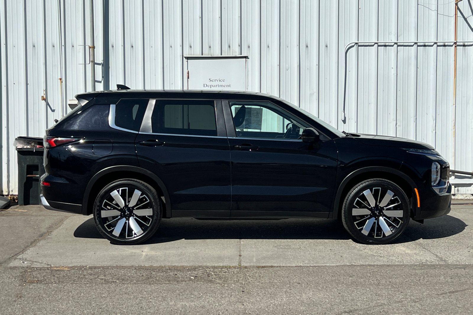 Used 2025 Mitsubishi Outlander SE FWD image 3