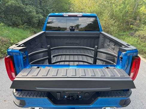 Used 2024 GMC Sierra 1500 AT4 w/ AT4 Premium Package AWD/4WD image 7
