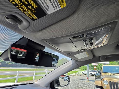 Used 2018 Toyota Highlander XLE FWD image 18