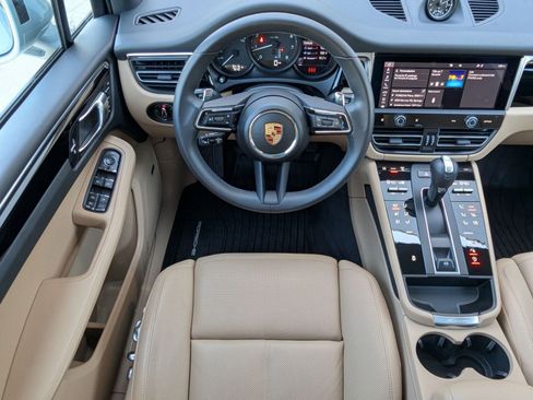 Certified 2025 Porsche Macan image 15