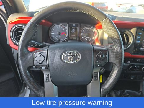Used 2018 Toyota Tacoma SR5 AWD/4WD image 4
