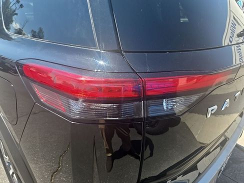 Used 2025 Nissan Pathfinder SL AWD/4WD image 33