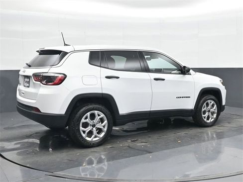 Used 2025 Jeep Compass Sport image 4