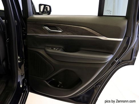 Used 2024 Jeep Grand Cherokee Limited image 28