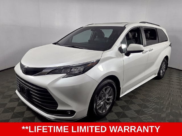 Used 2026 Toyota Sienna XLE FWD image 3
