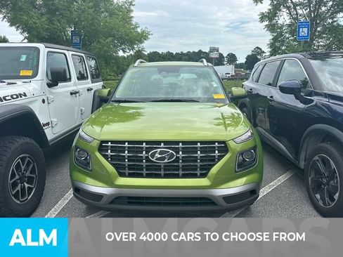 Used 2024 Hyundai Venue SEL FWD image 2