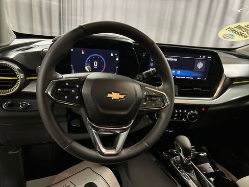 Used 2024 Chevrolet Trax LT w/ Sunroof Package image 15