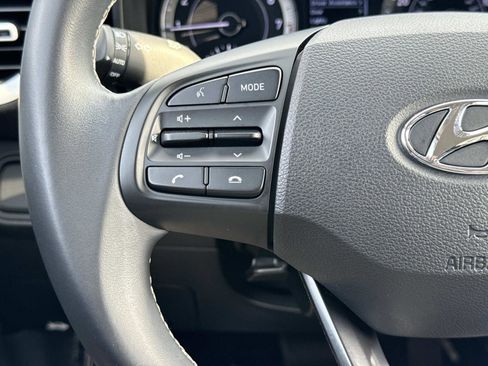Certified 2022 Hyundai Venue Limited FWD image 9