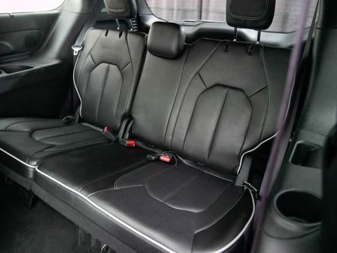 Used 2025 Chrysler Pacifica Limited FWD image 20