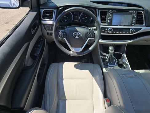 Used 2019 Toyota Highlander XLE image 24