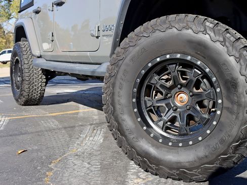 Used 2019 Jeep Wrangler Unlimited Sahara AWD/4WD image 6