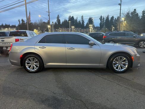 Used 2018 Chrysler 300 Touring L image 11
