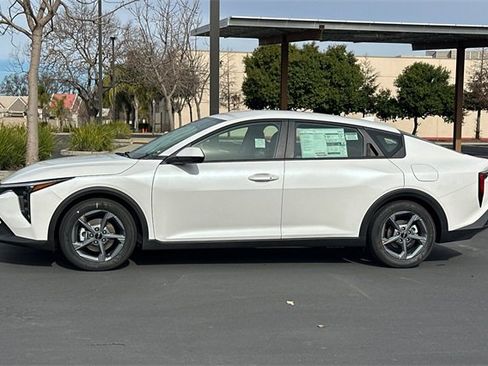 New 2026 Kia K4 LXS image 10