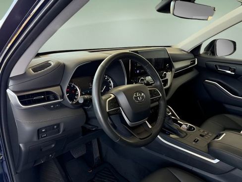 Used 2023 Toyota Highlander XLE image 19