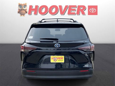 Used 2024 Toyota Sienna XLE w/ XLE Plus Package image 3