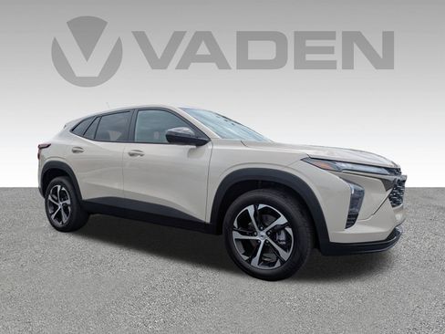 New 2026 Chevrolet Trax RS w/ Sunroof Package FWD image 3
