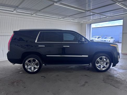 Used 2016 Cadillac Escalade Luxury RWD image 4