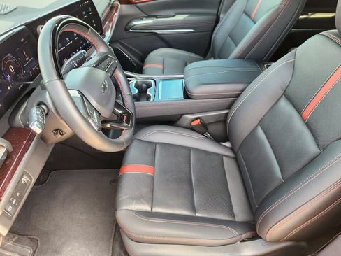 Used 2024 Chevrolet Traverse RS FWD image 12