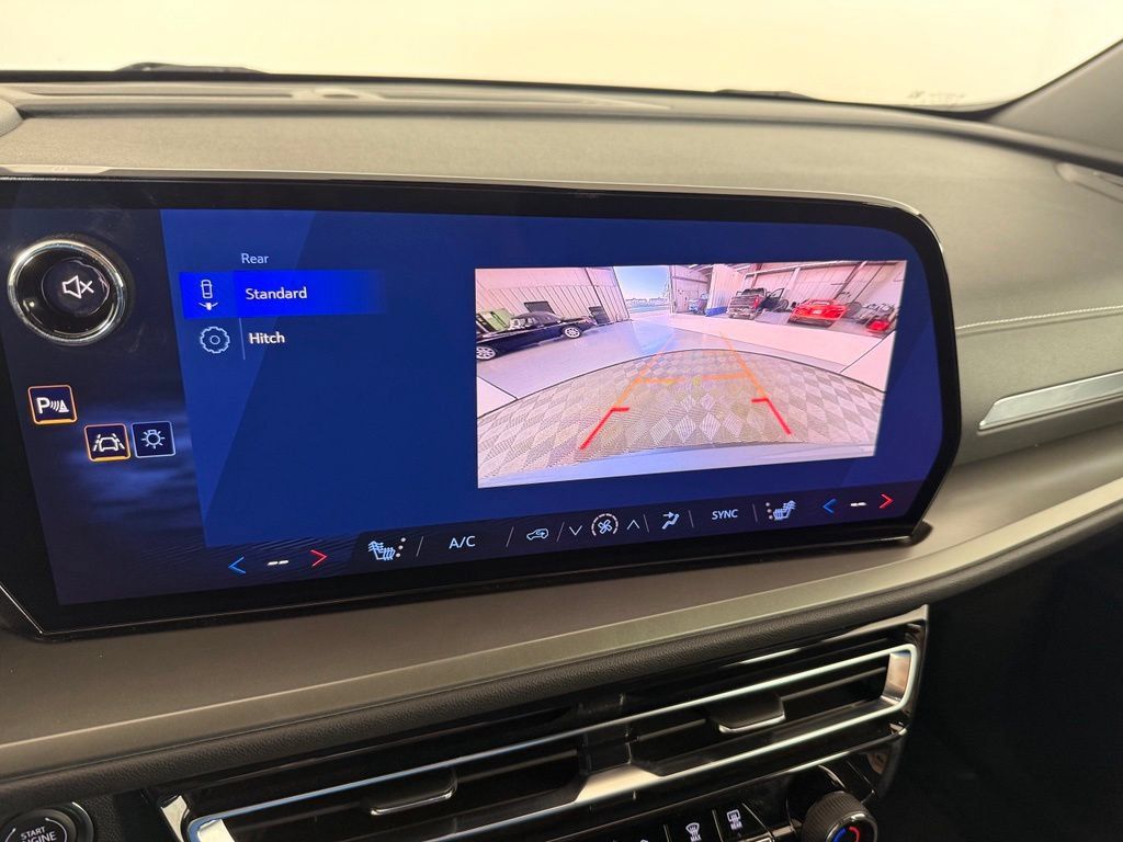 Used 2025 Chevrolet Traverse LT AWD/4WD image 33