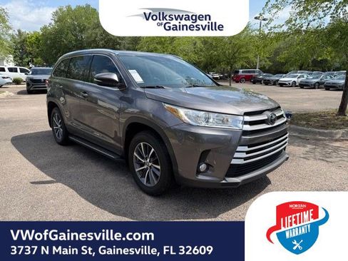 Used 2019 Toyota Highlander XLE FWD image 1