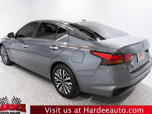 Used 2024 Nissan Altima 2.5 SV FWD image 3