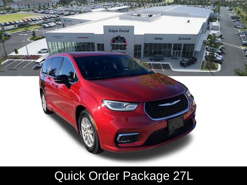 Used 2025 Chrysler Pacifica Select FWD image 3