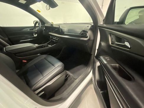 Used 2025 Chevrolet Traverse LT image 27