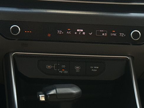 Used 2025 Kia Carnival image 30