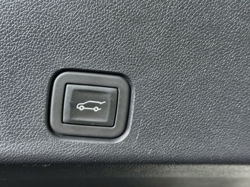 Used 2025 Chevrolet Traverse LT FWD image 30