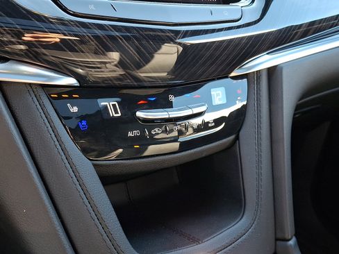 Used 2025 Cadillac XT6 Premium Luxury image 19