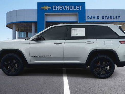 Used 2023 Jeep Grand Cherokee Altitude RWD image 5