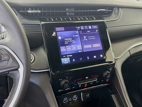 Used 2024 Jeep Grand Cherokee Laredo X image 18