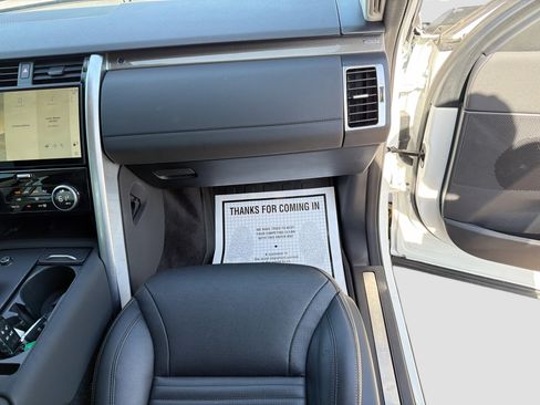 Used 2022 Land Rover Discovery S image 17