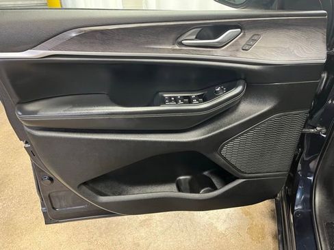 Used 2023 Jeep Grand Cherokee Limited w/ Luxury Tech Group II image 13