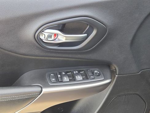 Used 2019 Jeep Cherokee Latitude Plus FWD image 17