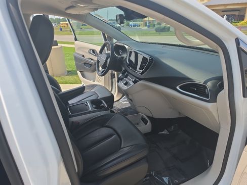 Used 2023 Chrysler Pacifica Touring-L FWD image 11