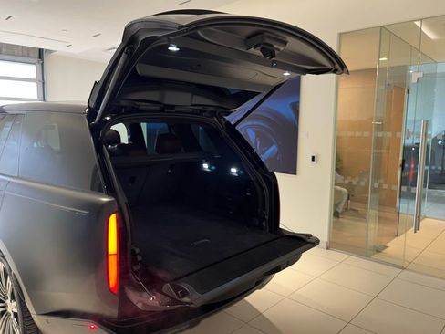 Used 2025 Land Rover Range Rover SE image 28