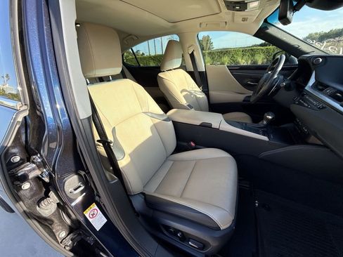 Used 2019 Lexus ES 300h w/ Premium Package FWD image 16