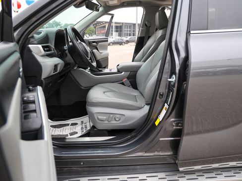 Used 2025 Toyota Highlander XLE AWD/4WD image 44