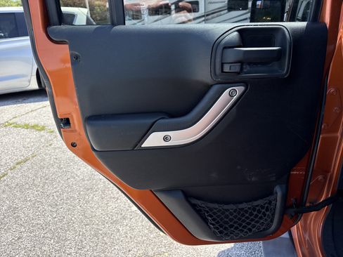 Used 2011 Jeep Wrangler Unlimited Sahara w/ Connectivity Group AWD/4WD image 28