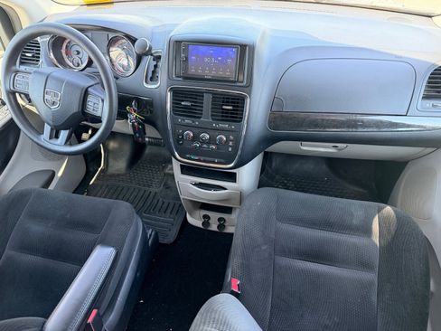 Used 2019 Dodge Grand Caravan SE w/ UConnect Hands-Free Group FWD image 13