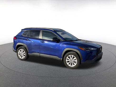 Used 2025 Toyota Corolla Cross LE image 2