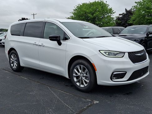 Used 2026 Chrysler Pacifica Select AWD/4WD image 2