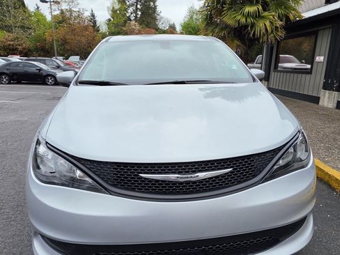 Used 2022 Chrysler Voyager LX FWD image 8