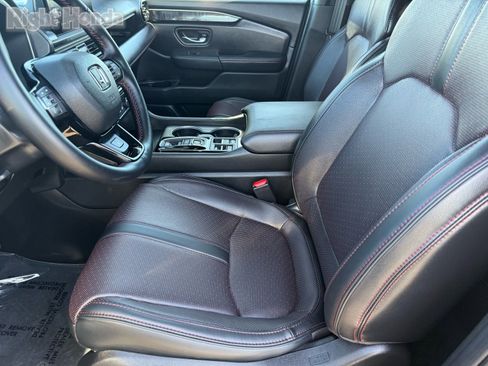 Certified 2025 Honda Pilot Black Edition image 14