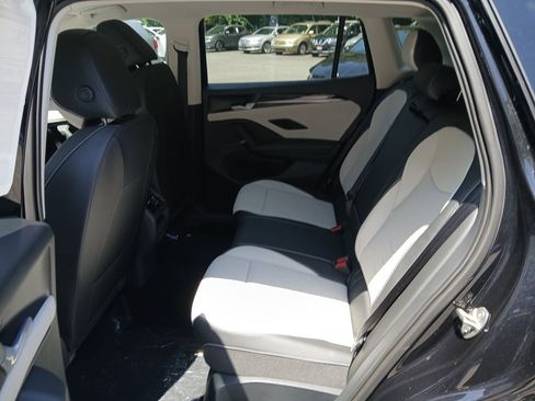 New 2025 Volkswagen Tiguan SE image 23