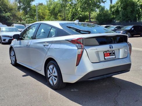 Used 2018 Toyota Prius Two image 7